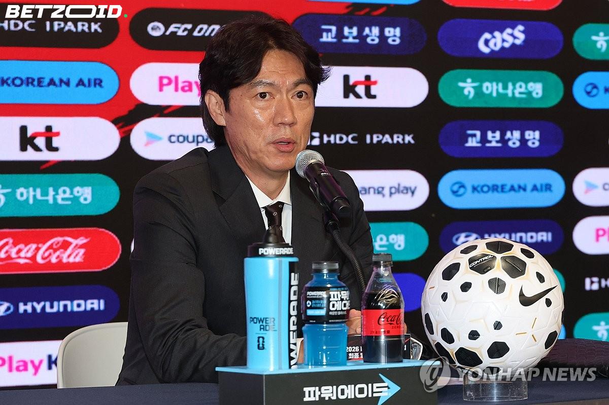Hong Myung-bo consegna le chiavi ai giocatori prima del Mondiale
