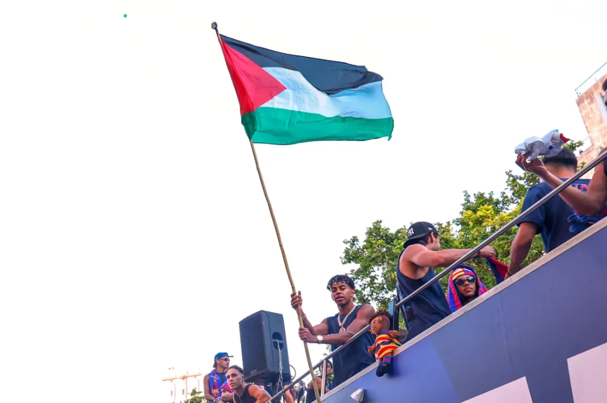 Lamine Yamal sventola la bandiera palestinese alla parata per il titolo del Barcellona